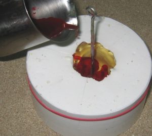 Wie macht man bunte Rosenkerzen? kerzenidee bunte rosen 2