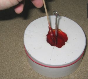 Wie macht man bunte Rosenkerzen? kerzenidee bunte rosen 3